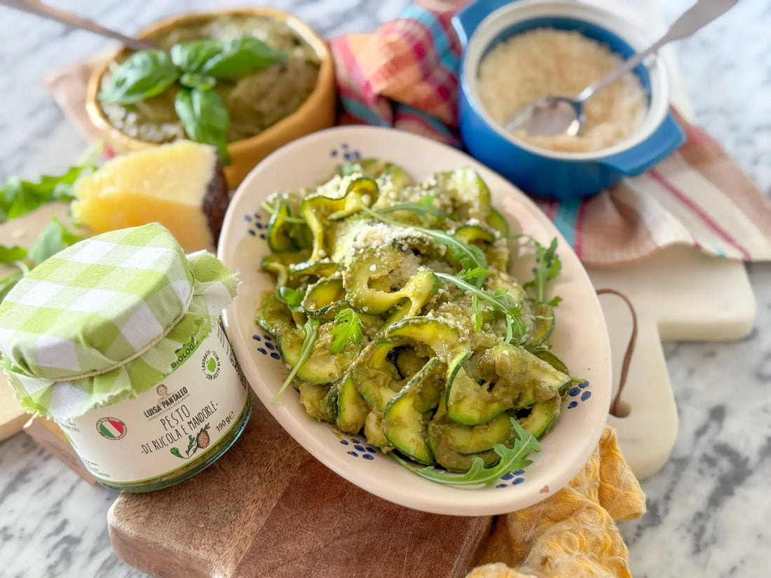 Pasta di zucchine con pesto di avocado, rucola e mandorle